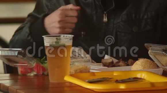 吃快餐的人吃汉堡肉啤酒的人视频的预览图
