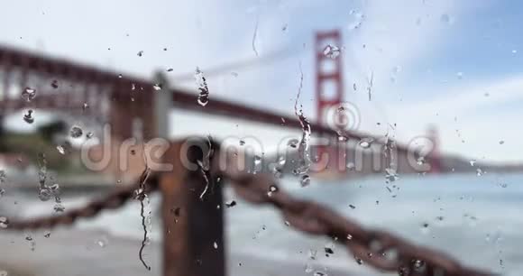 金门大桥玻璃水滴视频的预览图