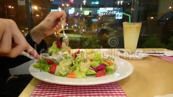 喜欢吃开胃沙拉的家伙在外面吃饭吃低脂晚餐视频的预览图