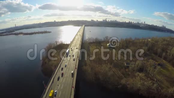 鸟瞰城市全景阳光灿烂宽阔的河流视频的预览图