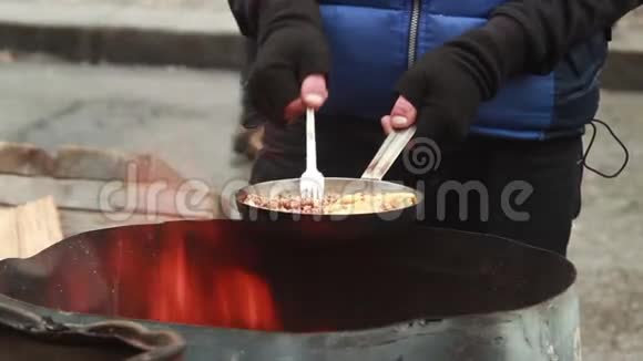 没有人在街上准备饭菜煎锅冬天视频的预览图