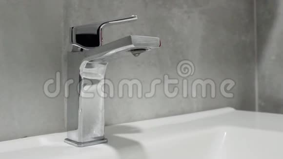 滴水浴室龙头喷口视频的预览图
