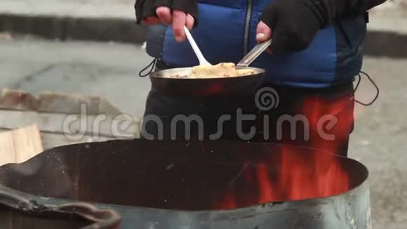 男子薯条餐盘上冬季户外塑料叉子不要视频的预览图