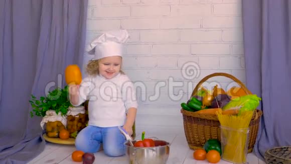 厨师女孩在厨房里用健康的食物做饭视频的预览图