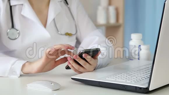 医生在智能手机上拨电话号码并开始与病人沟通视频的预览图