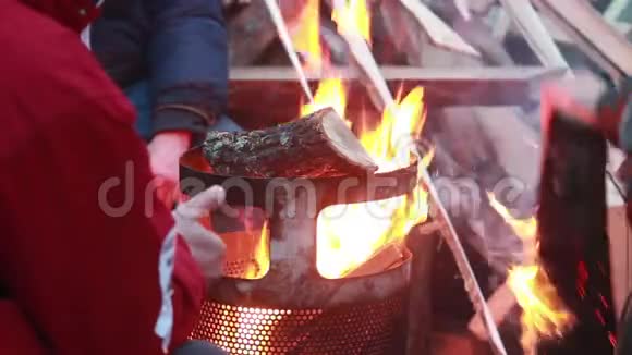 取暖暖暖手围绕篝火垃圾桶冬天视频的预览图