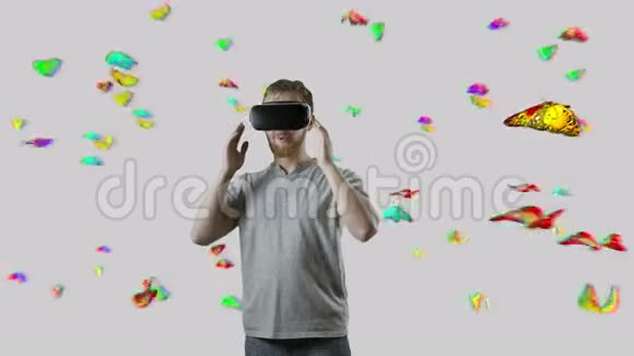 在蝴蝶云互动触摸虚拟蝴蝶白中佩戴VR眼镜的男子视频的预览图