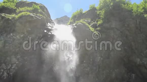 高山瀑布岩石上涌水角度低视频的预览图