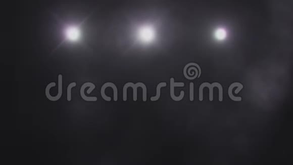 白色三重舞台灯光和烟雾VJ循环背景视频的预览图