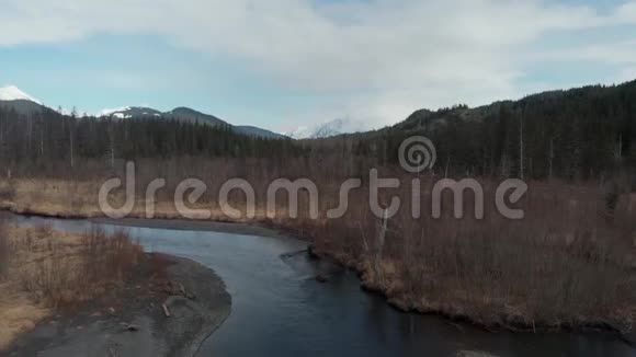 阿拉斯加的春天荒野风景区视频的预览图