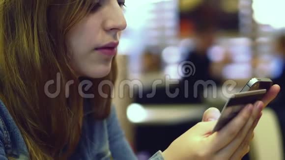 少女在咖啡馆用智能手机支付信用卡4K视频的预览图
