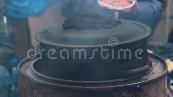 为穷人提供的野外厨房在室外烹饪肮脏的平底锅视频的预览图