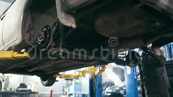 汽车维修汽车修理车辆底部的工程视频的预览图