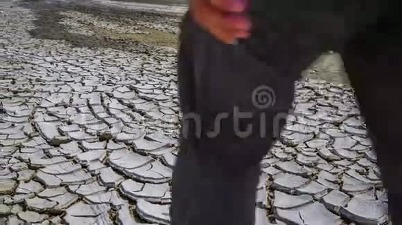 在克拉克沙漠地球上的曼斯脚视频的预览图