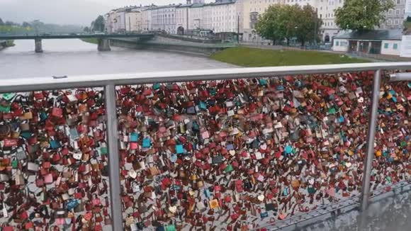 奥地利萨尔茨堡的爱情桥上挂着许多五颜六色的石头视频的预览图