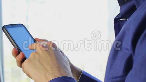 男士穿着紫色衬衫在手机上打字特写视频的预览图