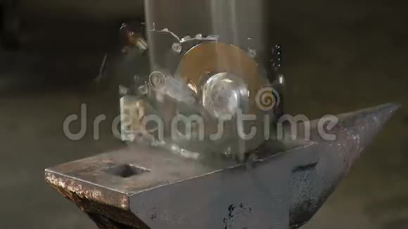人在铁砧上用一把重锤砸碎硬盘慢动作特写有声音视频的预览图