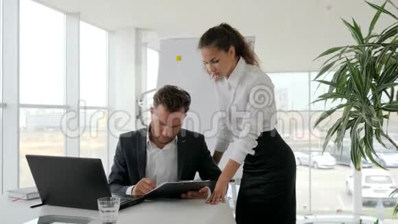 助理保持武器工作报告老板在桌上签文件秘书在办公室拿文件视频的预览图