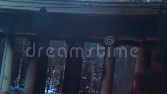 黑烟升起在燃烧的建筑物柱子上燃烧的房子视频的预览图