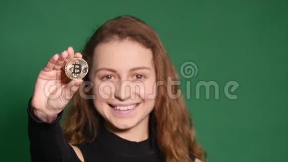 女孩手里拿着比特币硬币视频的预览图
