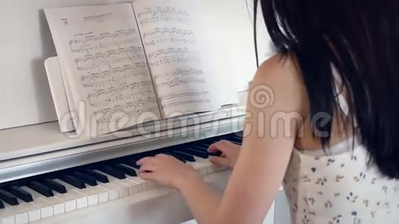 年轻女子在明亮的房间里弹钢琴视频的预览图