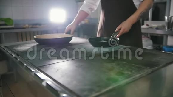 年轻的男性厨师统一准备肉酱视频的预览图