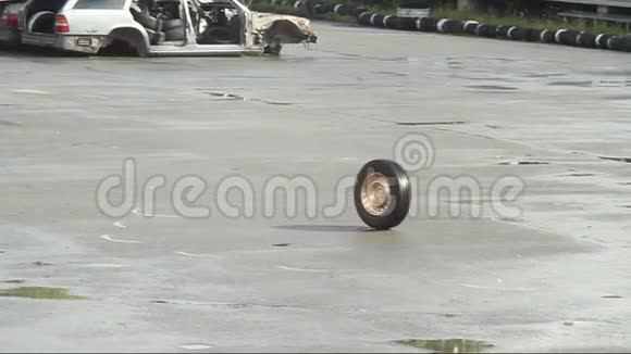 事故发生后汽车车轮在沥青上滚动碰撞垃圾场视频的预览图
