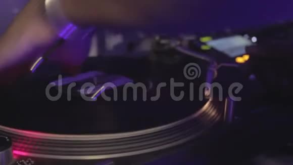 酷dj旋转拼盘在夜总会表演现代音乐舞蹈视频的预览图
