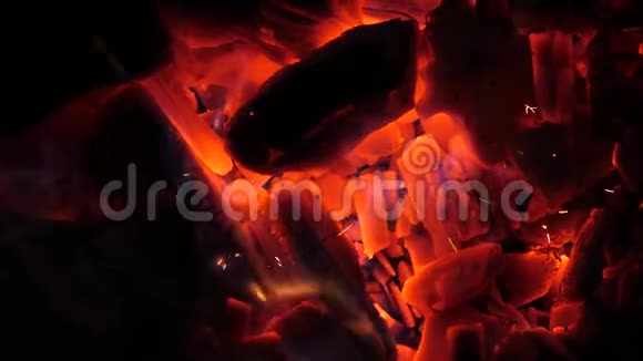 晚上烤架上烧红煤动作慢特写视频的预览图