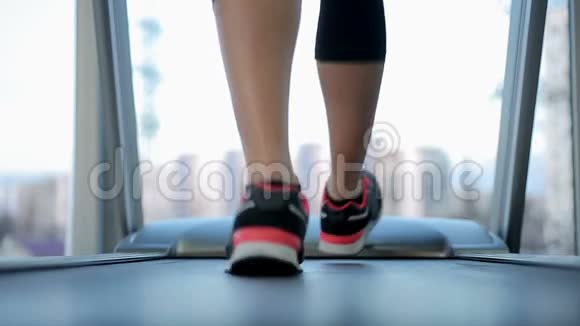 运动女性在跑步机上行走和跑步的腿健康的生活方式视频的预览图