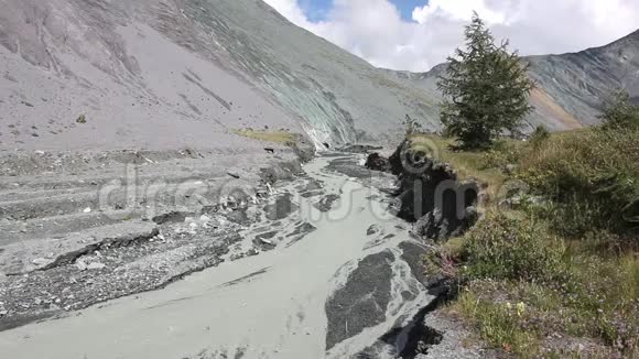 雅鲁河流入峡谷观色山阿尔泰视频的预览图