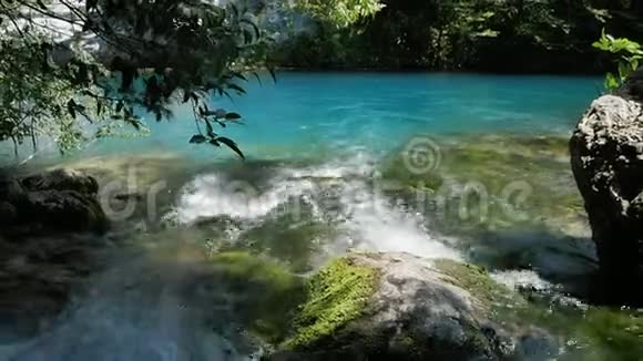 小溪流入蓝色的山湖视频的预览图