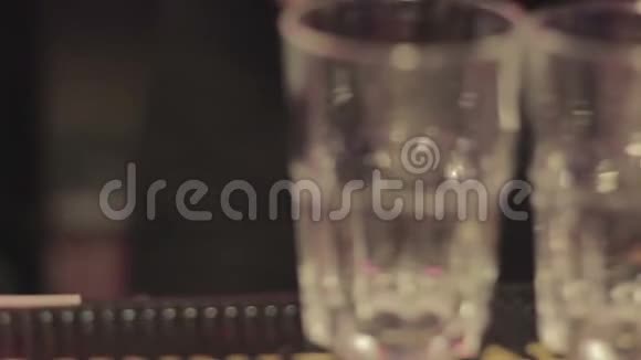 酒吧老板把冰块放进杯子里在夜总会的聚会上供应饮料视频的预览图