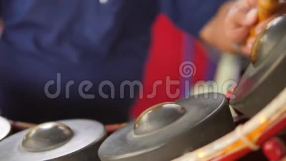 泰国鼓手在佛寺传统金属锣鼓乐器上演奏鼓槌音乐K4关门视频的预览图