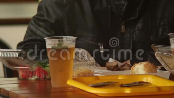在快餐店吃薯片汉堡肉啤酒的男人视频的预览图