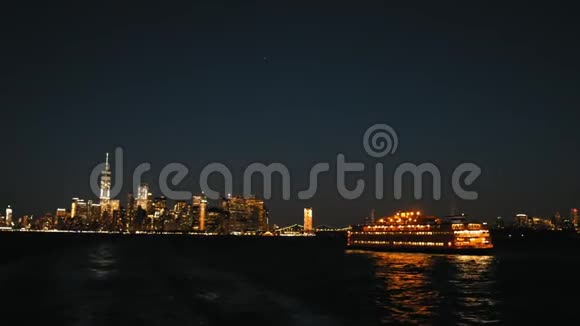 纽约曼哈顿从斯塔顿岛渡轮晚上乘坐天际线视频的预览图