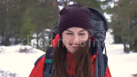 开朗的徒步旅行者女性肖像美丽的微笑女性摇头视频的预览图