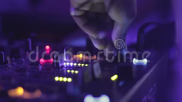 女性DJ在夜总会演奏音乐的特写视频混合控制台视频的预览图