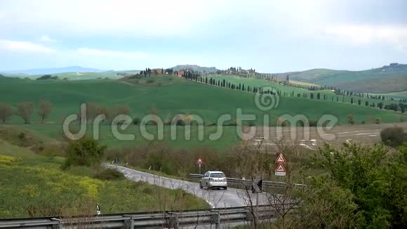 穿过托斯卡尼山的公路上视频的预览图