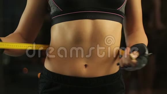 腹部平坦的女性测量腰部控制体重下降的结果视频的预览图
