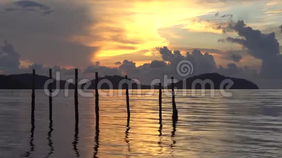 清晨日出夏日金光海水美丽闪耀4KUHD视频剪辑视频的预览图