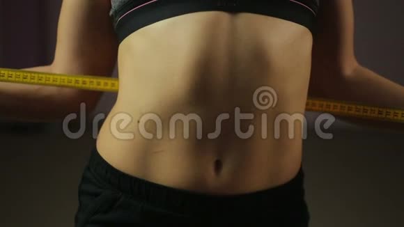 女性运动员测量腰部检查健身房积极锻炼的结果视频的预览图