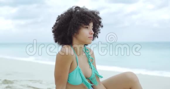 海岸线上美丽的内容黑色女孩视频的预览图