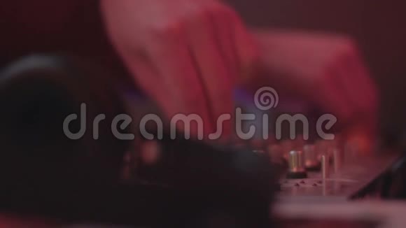 酷酷的耳机躺在调音台上夜总会的气氛DJ混合轨道视频的预览图
