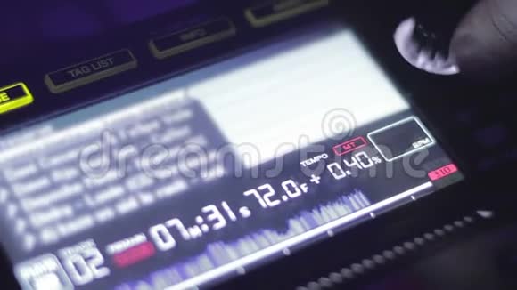 混合控制台上的男性DJ手动按钮播放歌曲列表显示视频的预览图