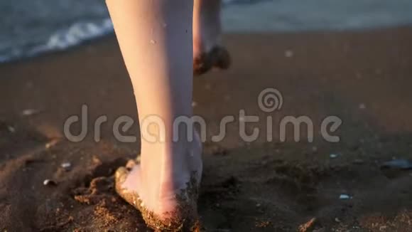 结束女性或女孩的脚踩在贝壳上的黄沙上进入大海女孩跳进水里视频的预览图