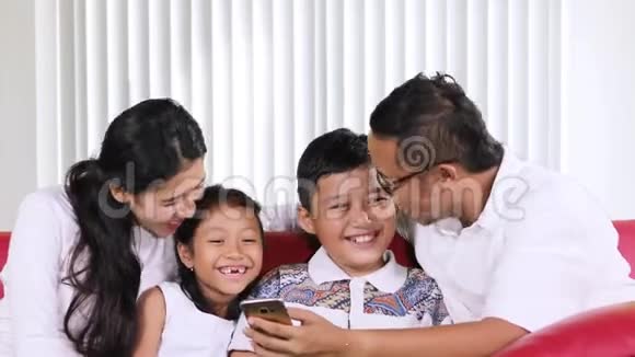 家庭在客厅使用智能手机视频的预览图