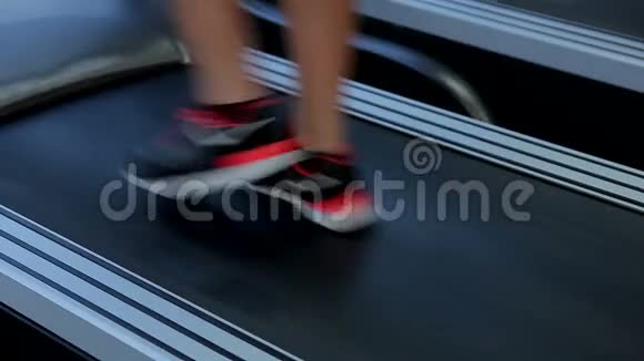女性在跑步机上行走在健身前进行热身运动视频的预览图