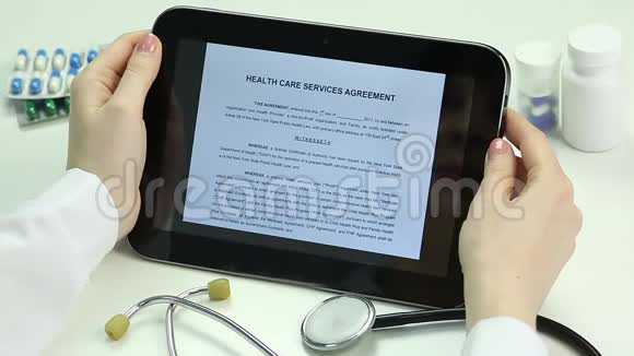 医生阅读协议学习平板电脑上的文件电子文件视频的预览图