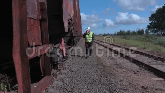 铁路员工对讲机检查车视频的预览图